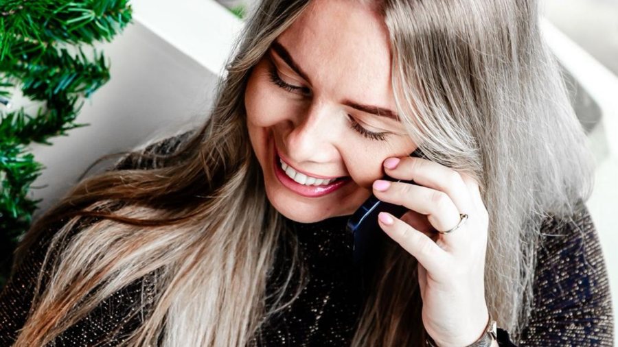 Kaliber Zorg collega aan de telefoon met een zorgprofessional